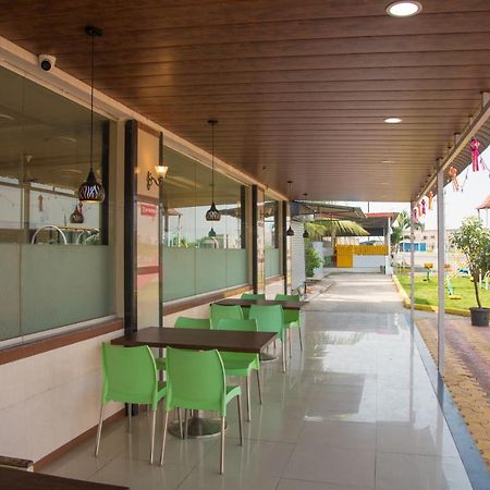 Hotel Rajratna Executive Supe Exteriör bild