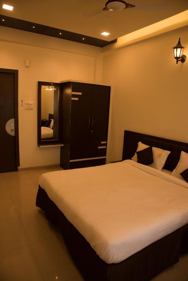 Hotel Rajratna Executive Supe Exteriör bild